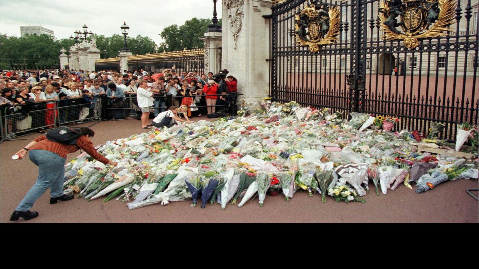 Photos Looking Back At The Funeral And Mourning Of Princess Diana 20 Years Later World Billingsgazette Com