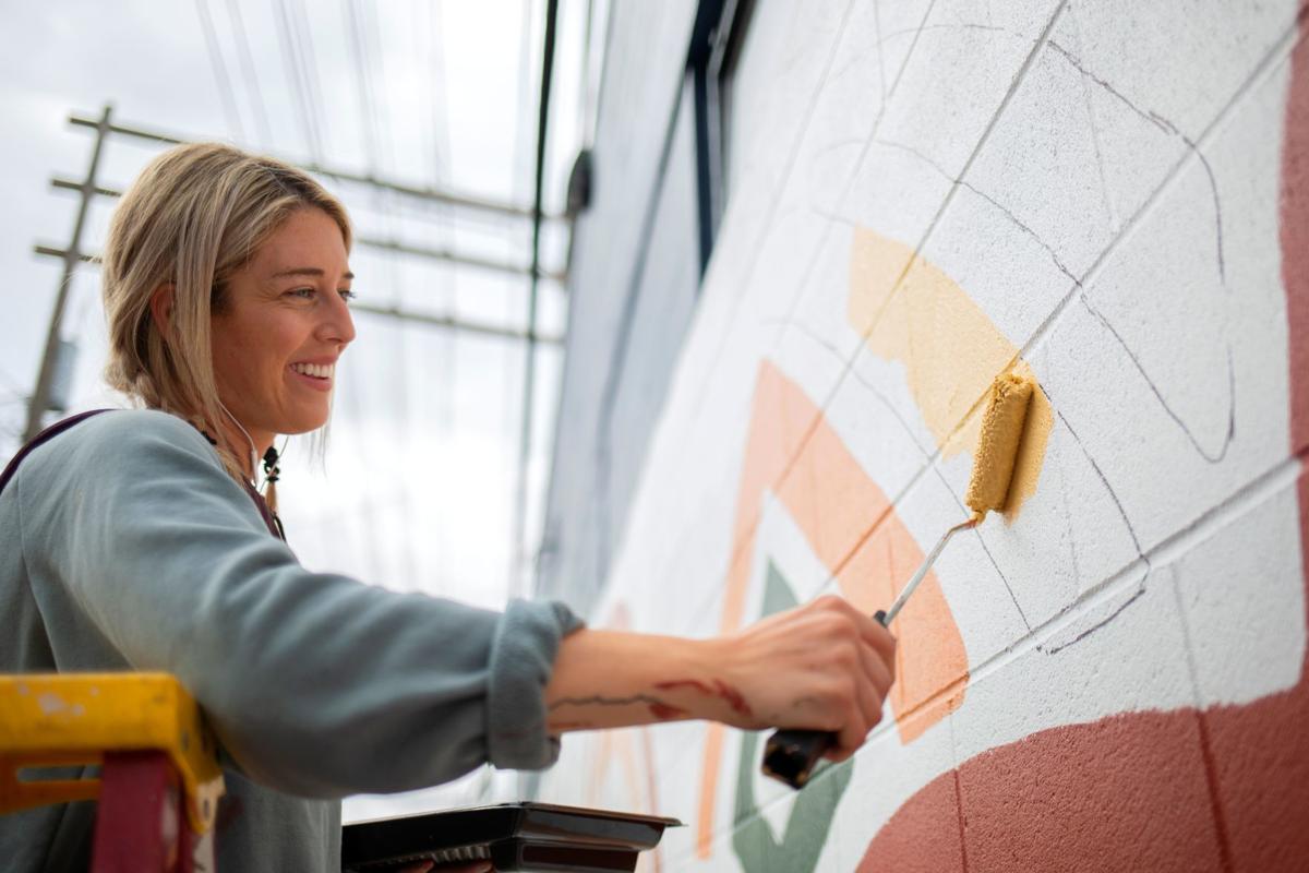 Molly Schiltz paints a mural on The Pub Station