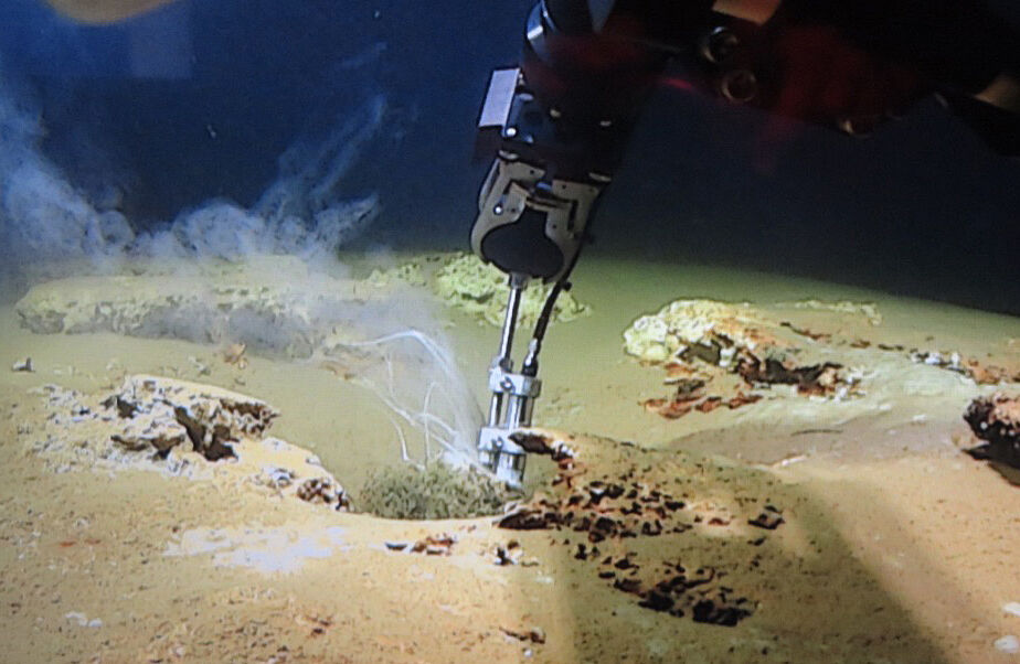 Comparing the hot springs of Yellowstone Lake to seafloor hydrothermal ...