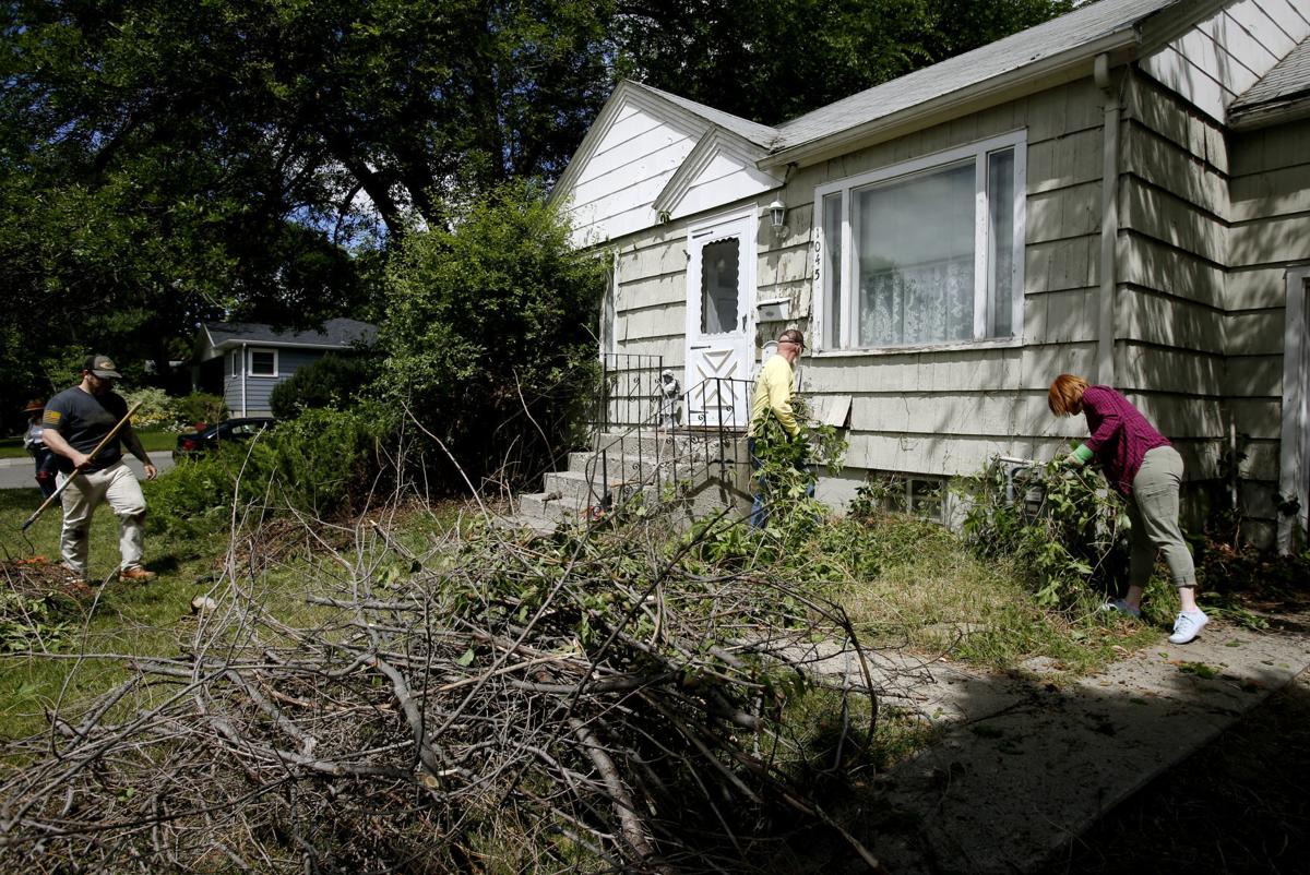 Caring Neighbors Pitch In To Help Billings Neighbor With Yard Care Local News Billingsgazette Com