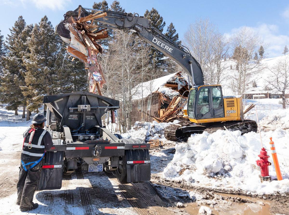 Yellowstone Staff Struggles With How To Reopen Park Seasonal