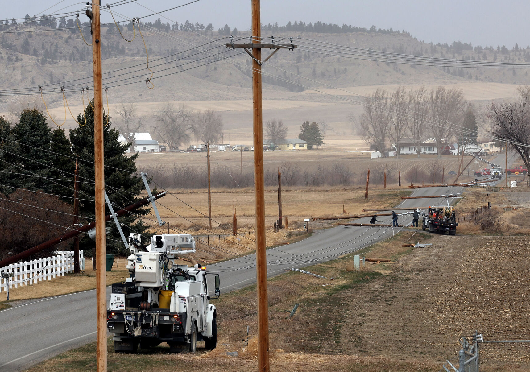 Powerful wind gusts knock out power, down trees in Billings