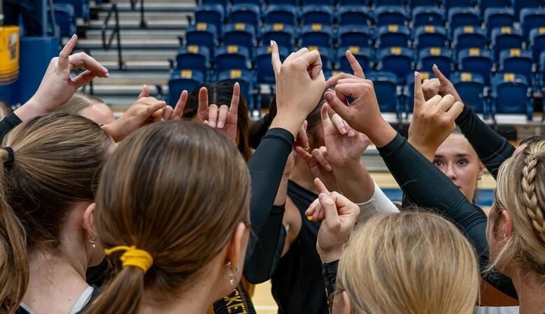 Yellowjackets Drop Three Tight Sets to Saint Martin’s at Home