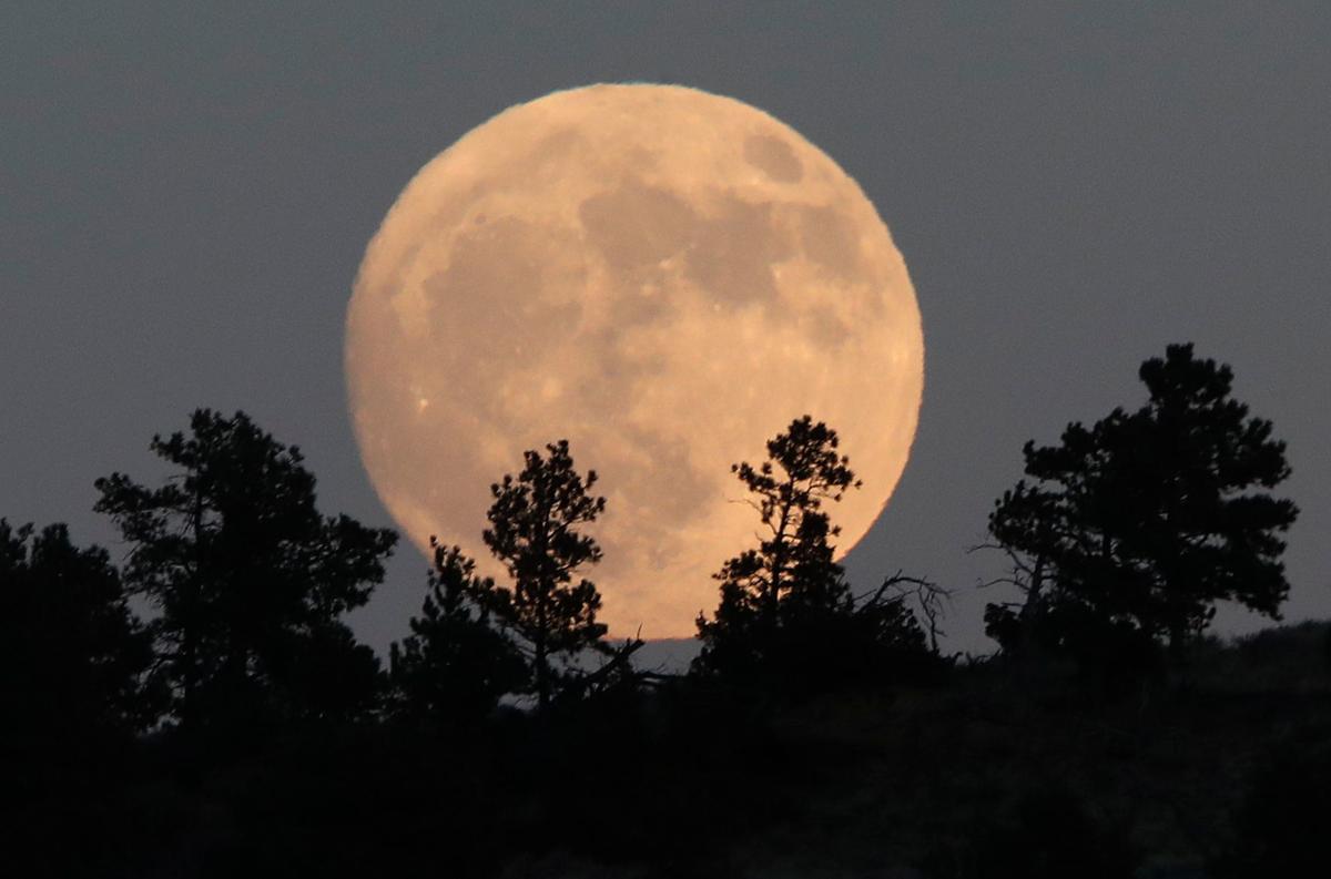 Photos The moon rises over Billings on the winter solstice