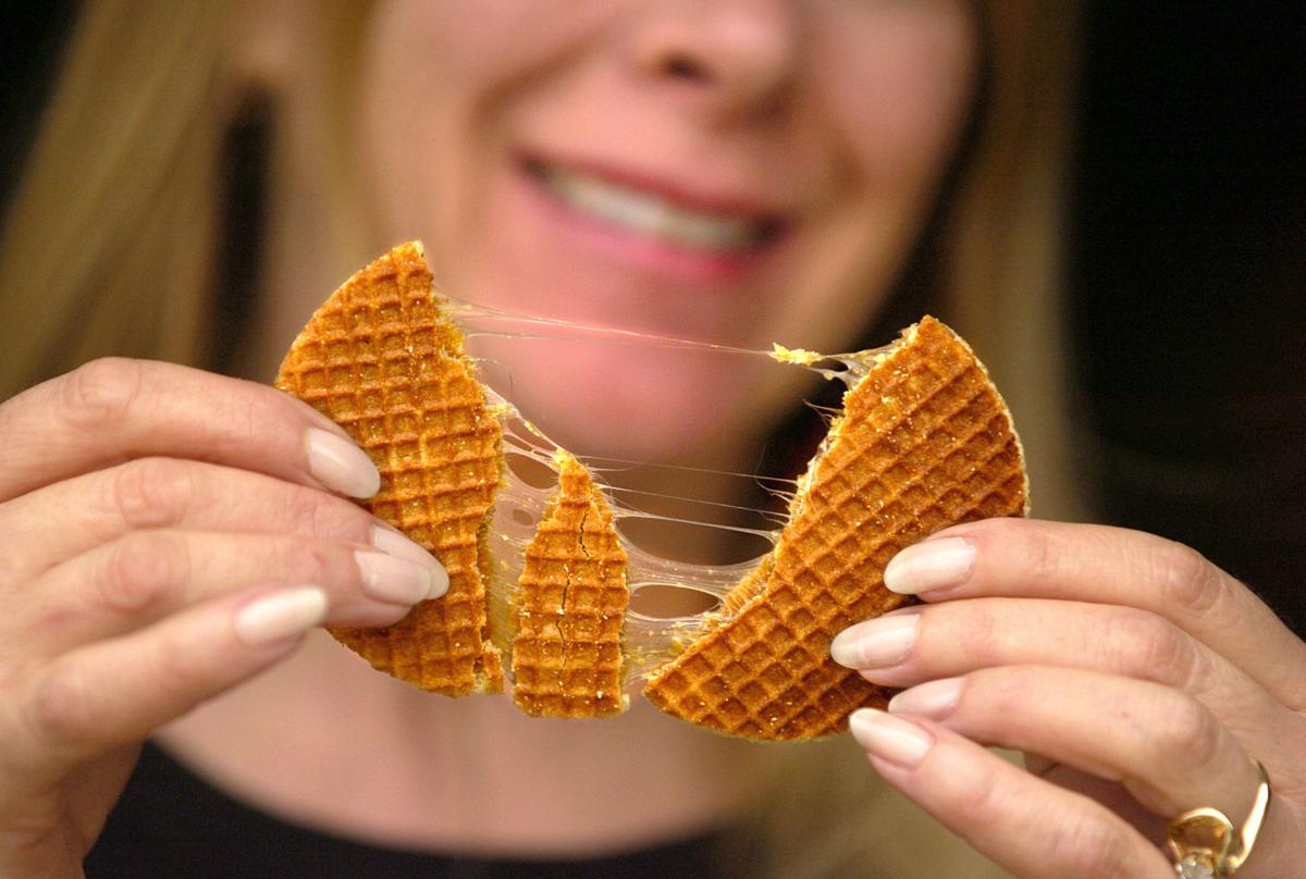 Male Hand Twists Thin Waffles Straw Lid Stock Photo by ©Tagwaran 332054456