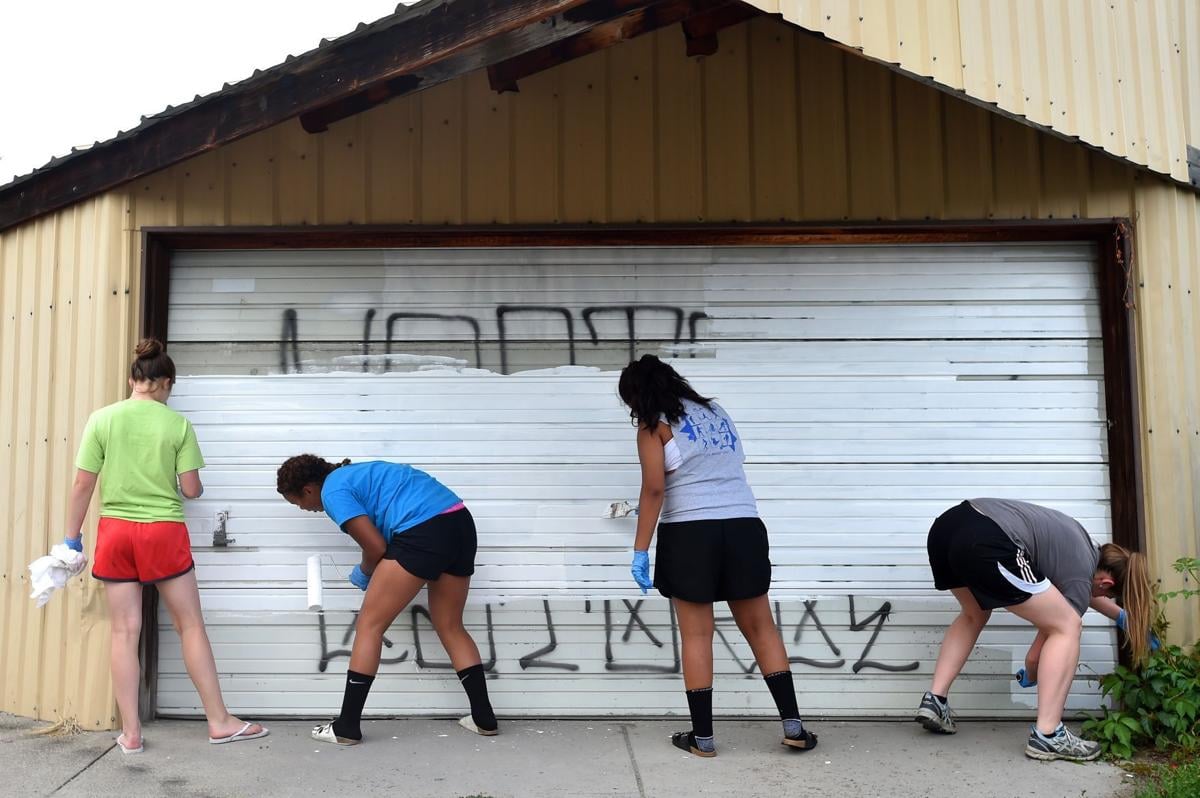 South Side Neighborhood Task Force And Volunteers Paint Over South Side Graffiti Local News Billingsgazette Com