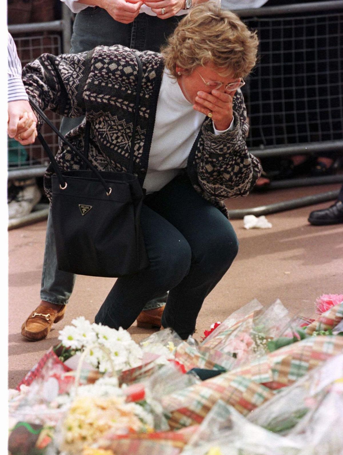 Photos: Looking back at the funeral and mourning of Princess Diana, 20