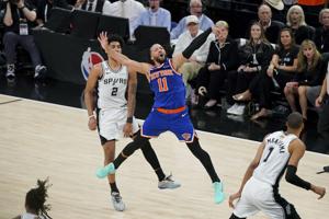 BASKETBALL-NBA-SAS-NYK/