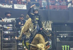 Jess Lockwood starts PBR Billings off with a bang
