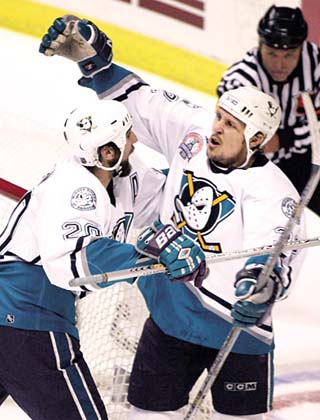 Anaheim Ducks arrive to game in Mighty Ducks jerseys to celebrate