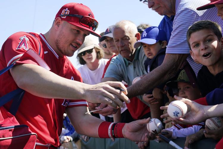Young fan tears up after Trout's autograph 