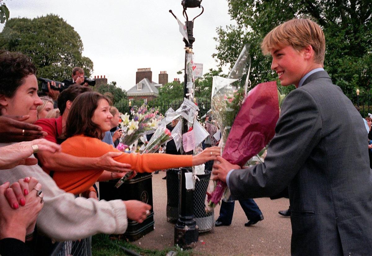 Photos Looking Back At The Funeral And Mourning Of Princess Diana 20 Years Later World Billingsgazette Com