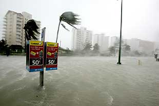 Hurricane Wilma lashes Mexico's Caribbean coast for second day