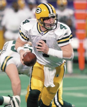 Favre shakes off broken thumb to throw 3 TDs against Vikings