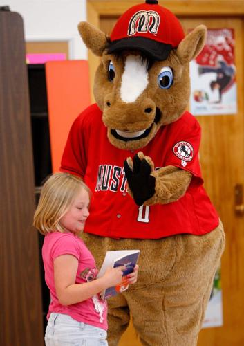 Riddle Elementary welcomes new mascot