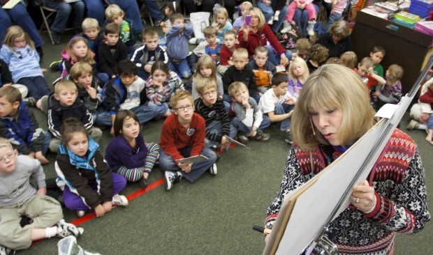 Children S Author Jan Brett Packs Barnes Noble Thursday Morning