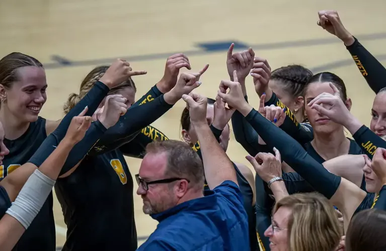 Yellowjackets Drop Three-Set Match at Alaska Anchorage