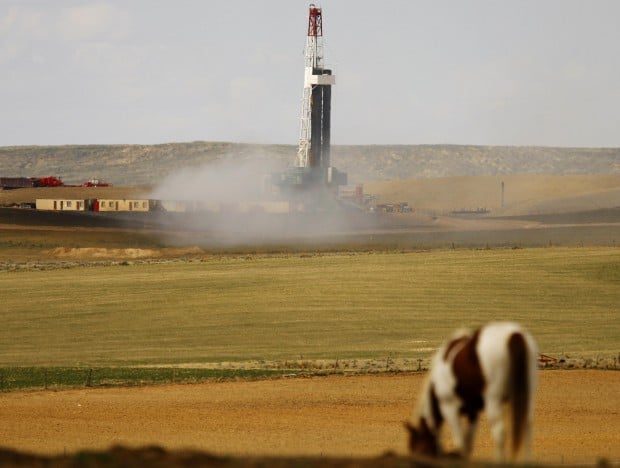 Spewing Oil Rigs Wind shift delays effort to plug spewing oil well