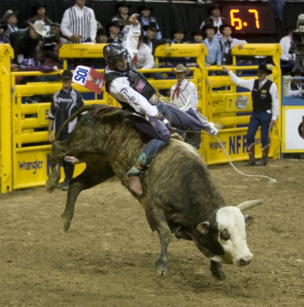 Tryan clinging to lead in team roping standings | Rodeo ...