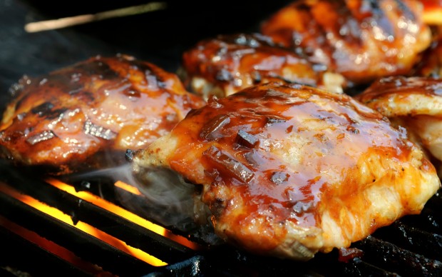 Hickory-smoked chicken breast with barbeque sauce 