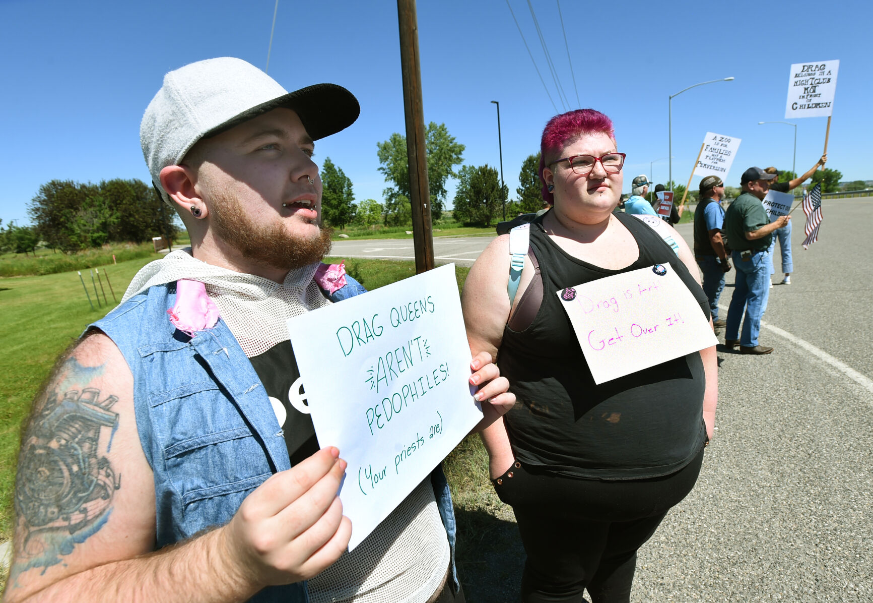 Thousands attend ZooMontanas Drag Queen Story Hour as protesters line the street