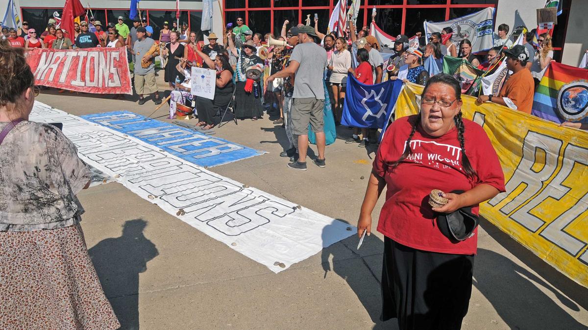 083016-nws-protest1.jpg