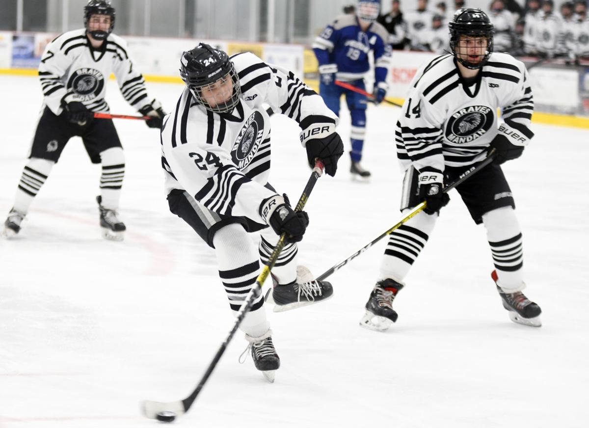 011520-spt-mandan-boys-hockey