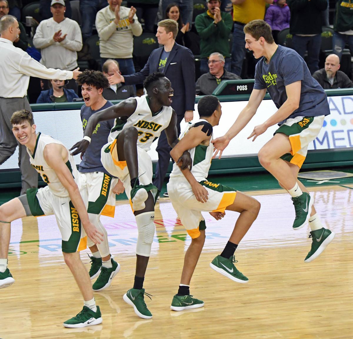 Bison Men Hold Off Rival Und Bismarcktribune Com