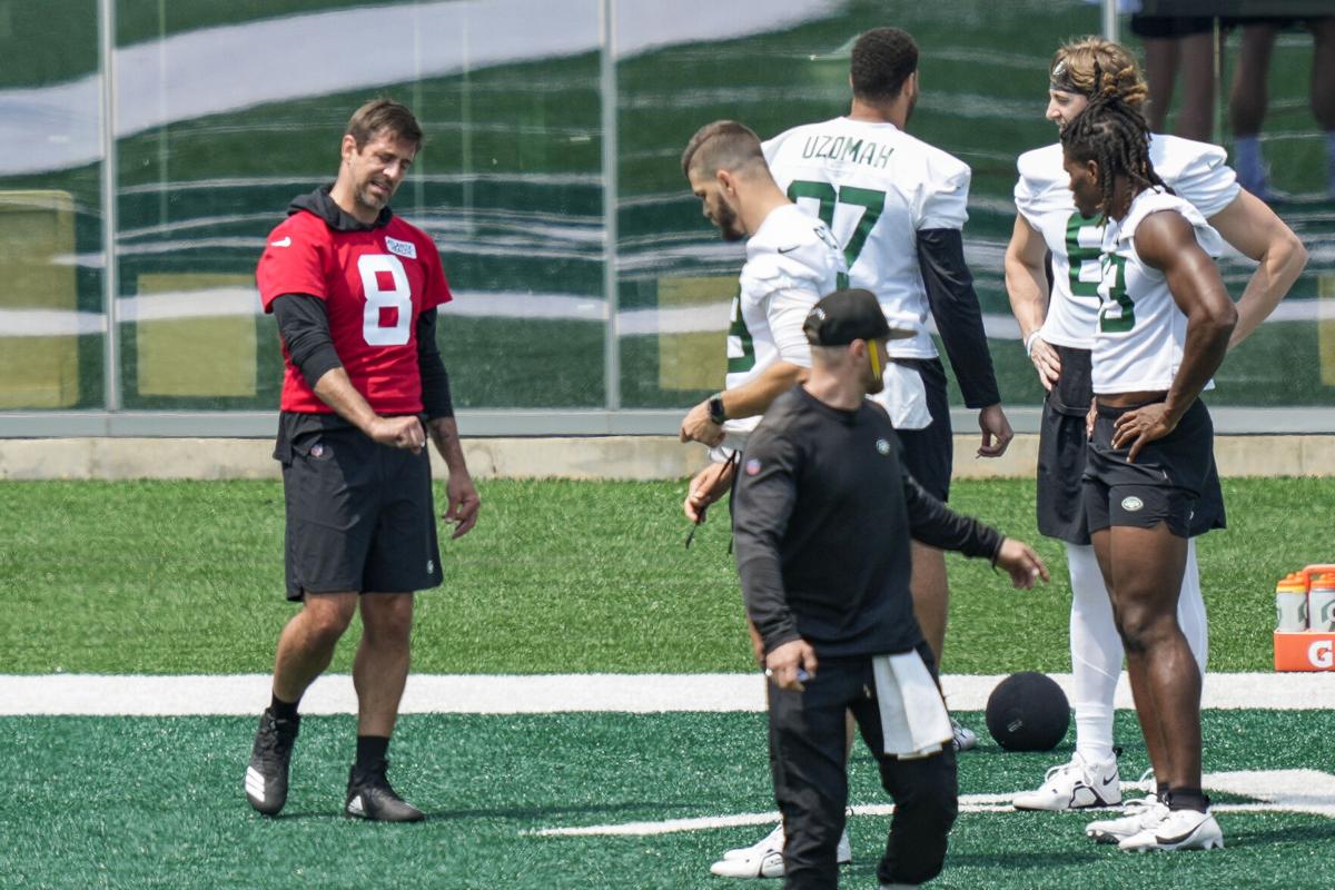 Aaron Rodgers strains calf during warmups, sits out Jets practice