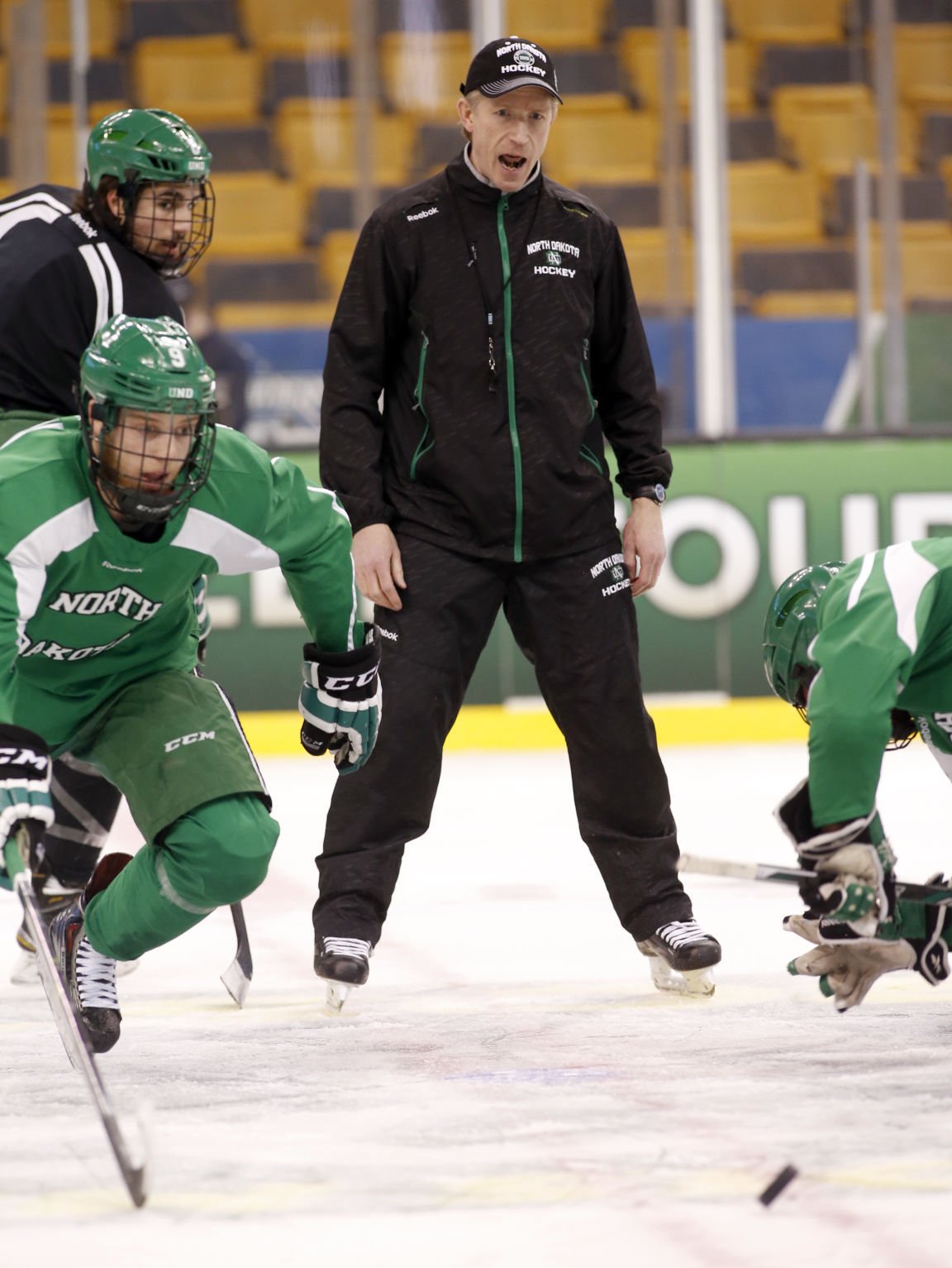 Und hockey discount coach