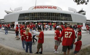 Chiefs owner says leaving Arrowhead an option