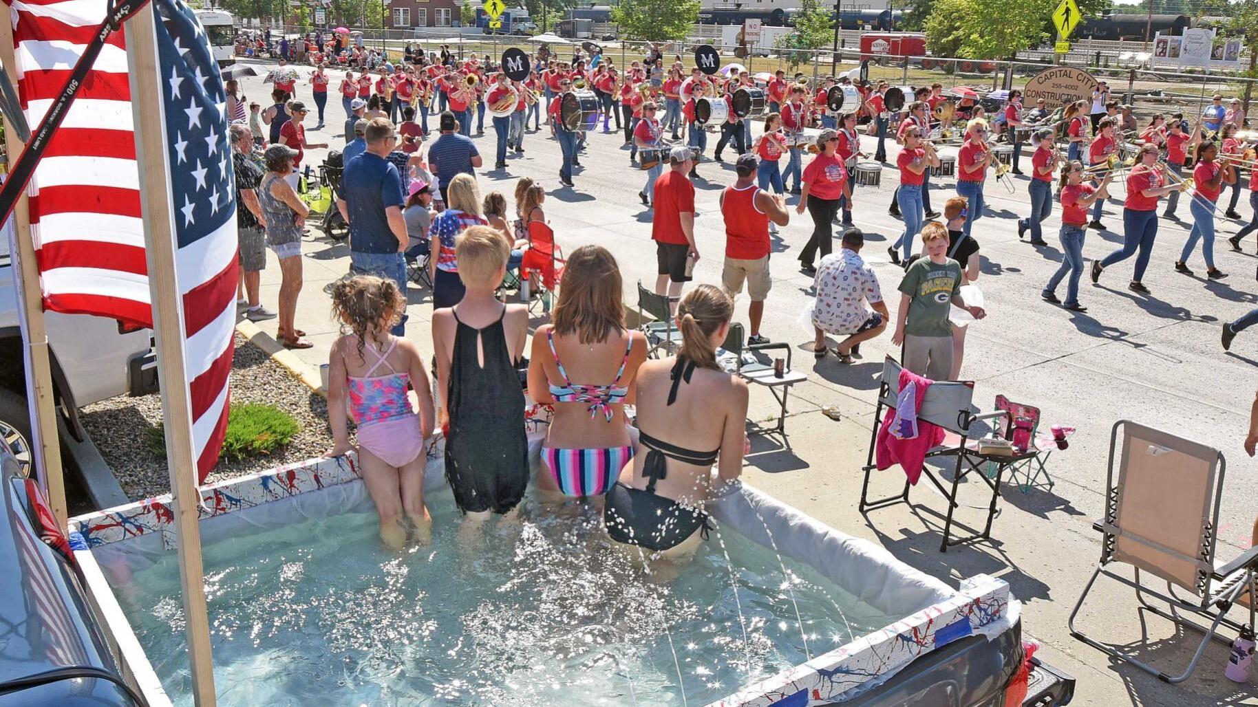 Spectators beat the heat at Mandan Fourth of July parade - Vimarsana News