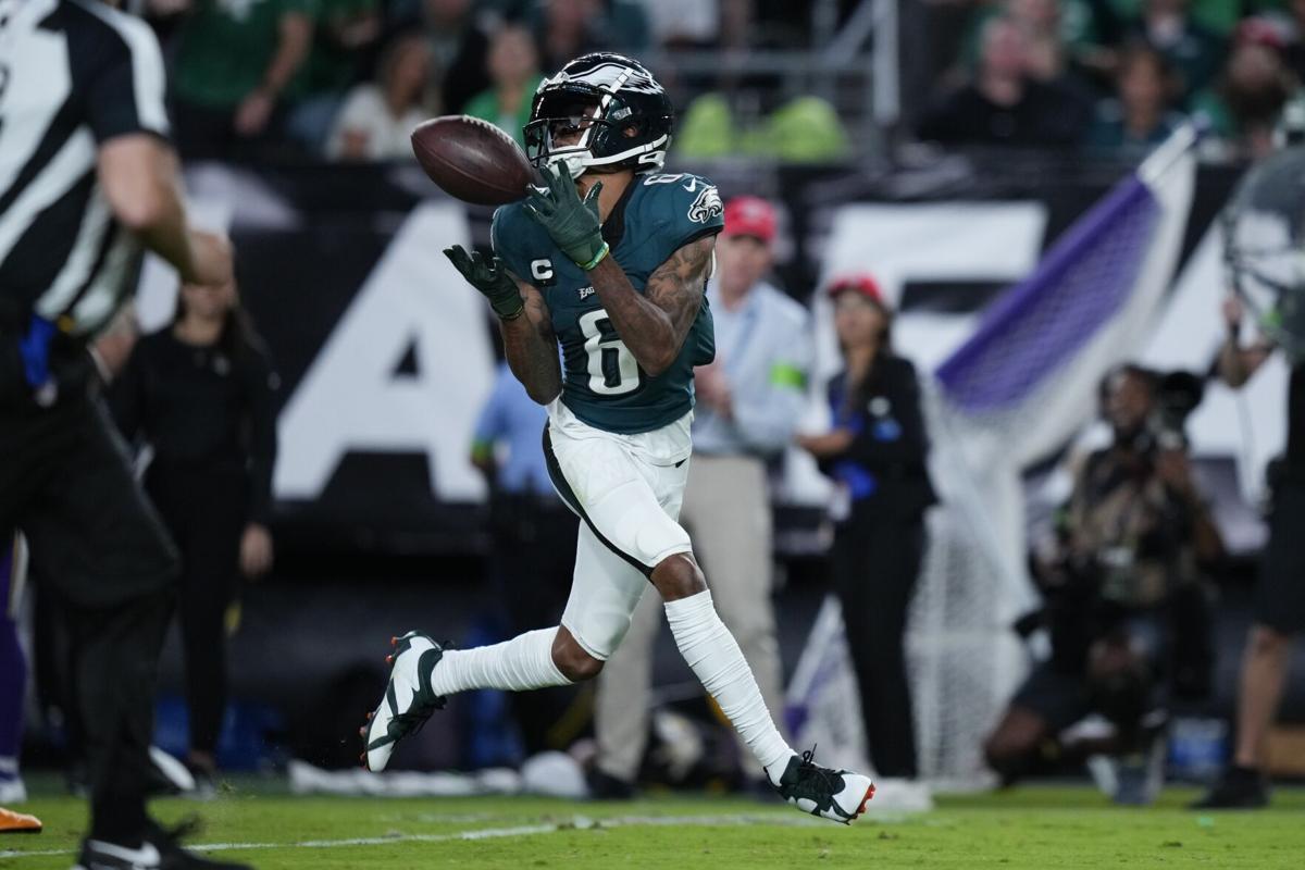 Jalen Hurts runs for 2 TDs, throws for a score; Eagles hold off  fumble-prone Vikings 34-28 – WWLP