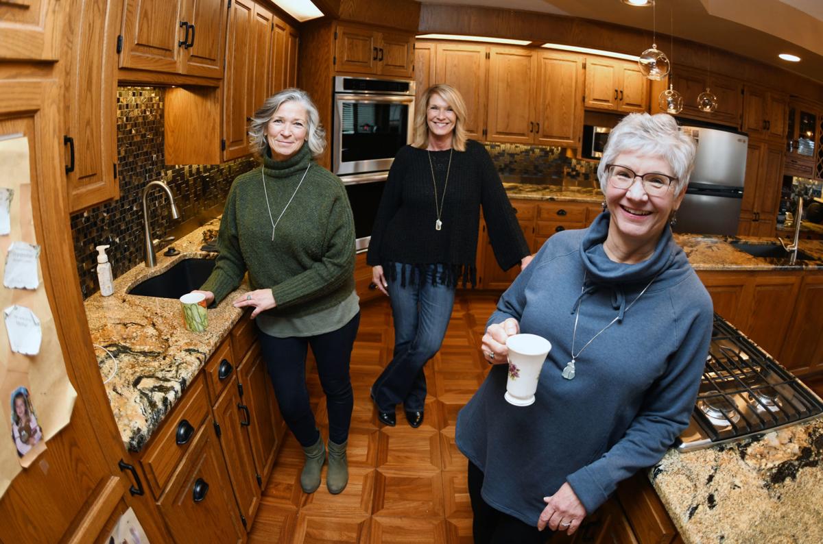 112719-nws-sibling-thanksgiving