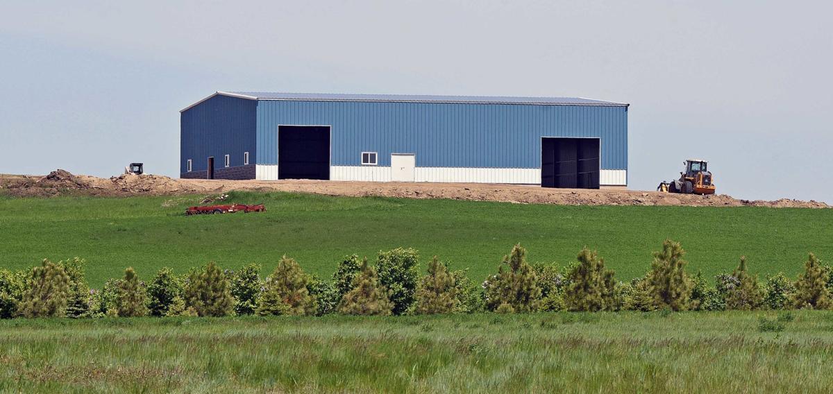 060519-nws-salebarn.jpg