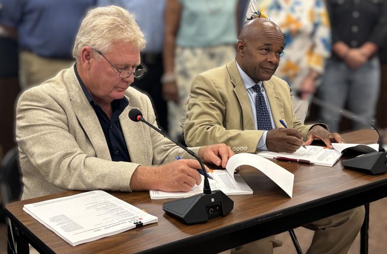 Nunn and Stewart sign jail contract