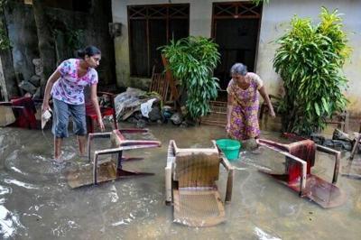 Sri Lanka is dealing with a fresh bout of heavy rain, hampering a clean-up operation after flash floods and landslides