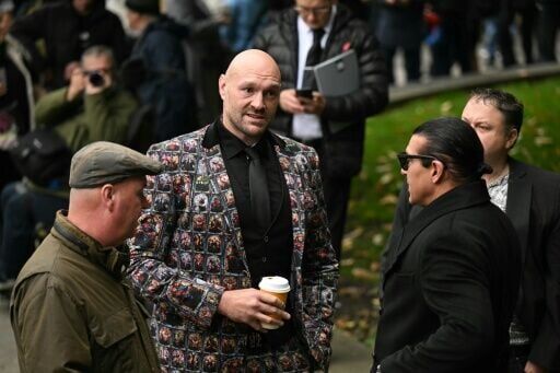 British heavyweight boxer Tyson Fury (C)