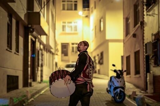 Some of the davulcu recite short rhythmic poems under people's windows to flatter their sleepy audience