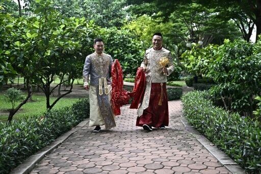 Gay Chinese couple fulfil wedding dream in 'freer' Thailand