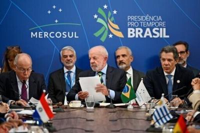 Brazil's President Luiz Inacio Lula da Silva (C) warned about spiraling tensions between Washington and Caracas as he opened a summit of the South American Mercosur bloc