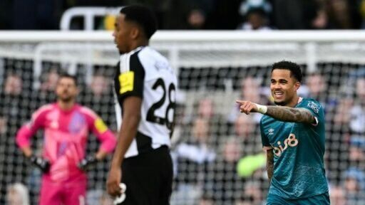 Nunez late show extends Liverpool's lead, Arsenal held by Aston Villa