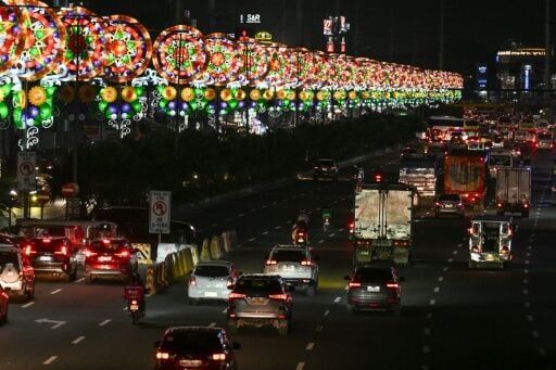 Lanterns along the highway in San Fernando