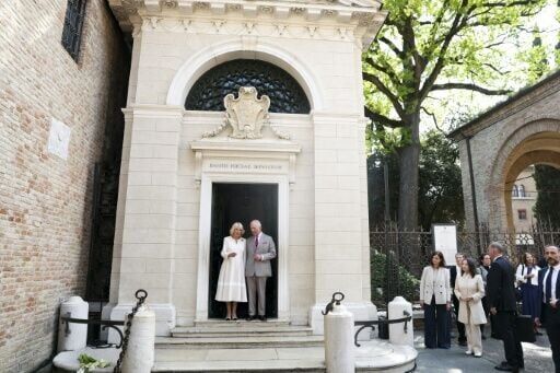 Charles and Camilla visit Dante's tomb, Byzantine mosaics