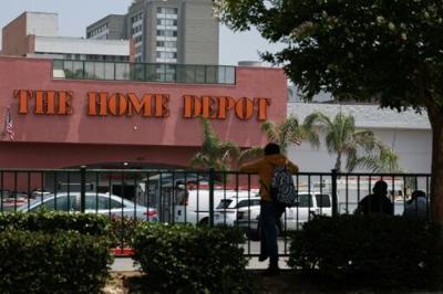 'Terrifying': Migrants fret over LA raids, but still look for work