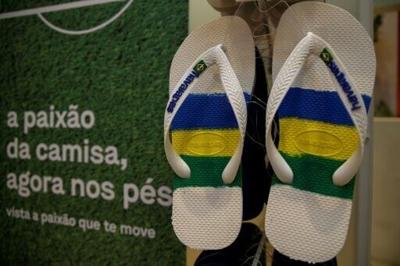 A promotional video for Havaianas flip-flops featuring prominent actress Fernanda Torres, a supporter of the Brazilian left wing, has sparked outrage on the right