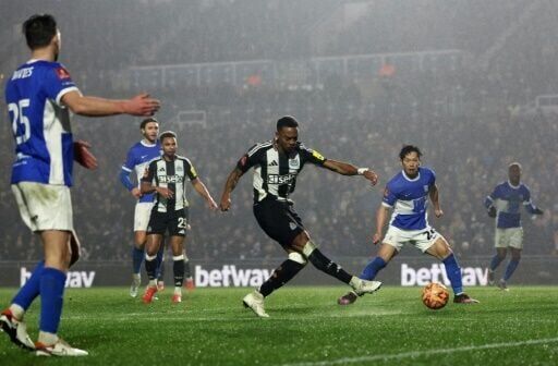 Man City survive Orient scare, Newcastle beat Birmingham