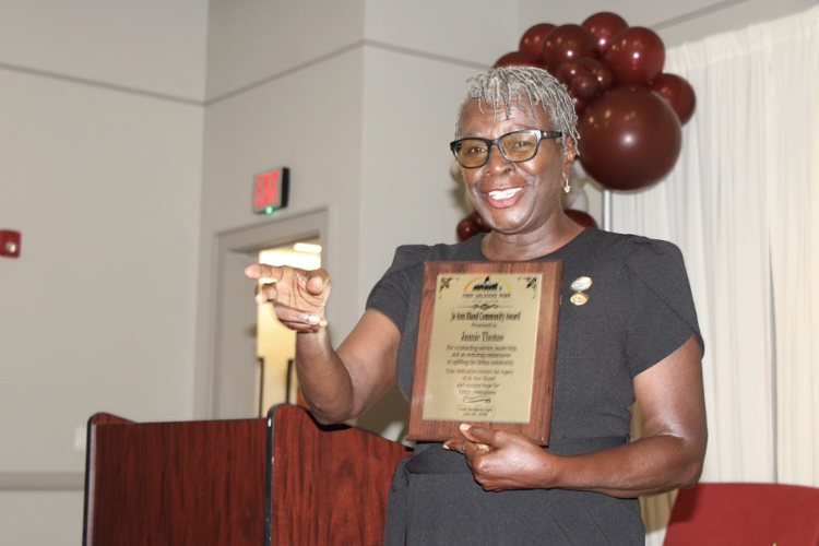 Jannie Thomas gets award