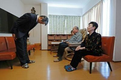 Japan prosecutor bows in apology to former death row inmate