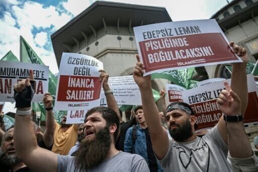 'Remember Charlie Hebdo!' Protesters seethe at Istanbul magazine